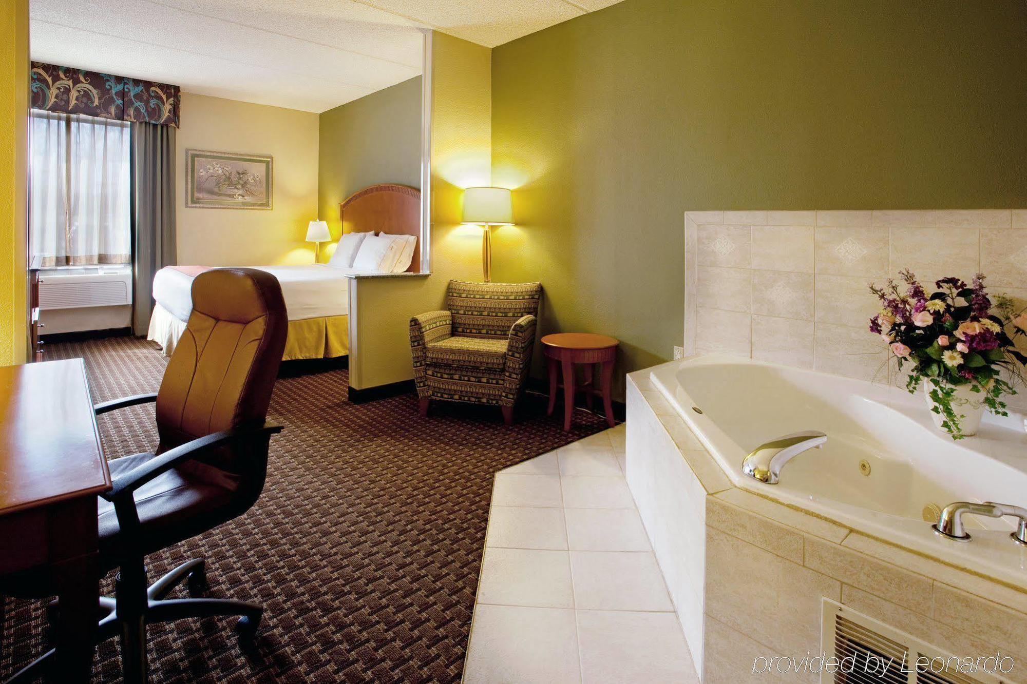 Holiday Inn Express Hotel & Suites Charlotte Airport-Belmont, An Ihg Hotel Room photo
